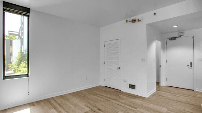 Building Photo - 250 King St