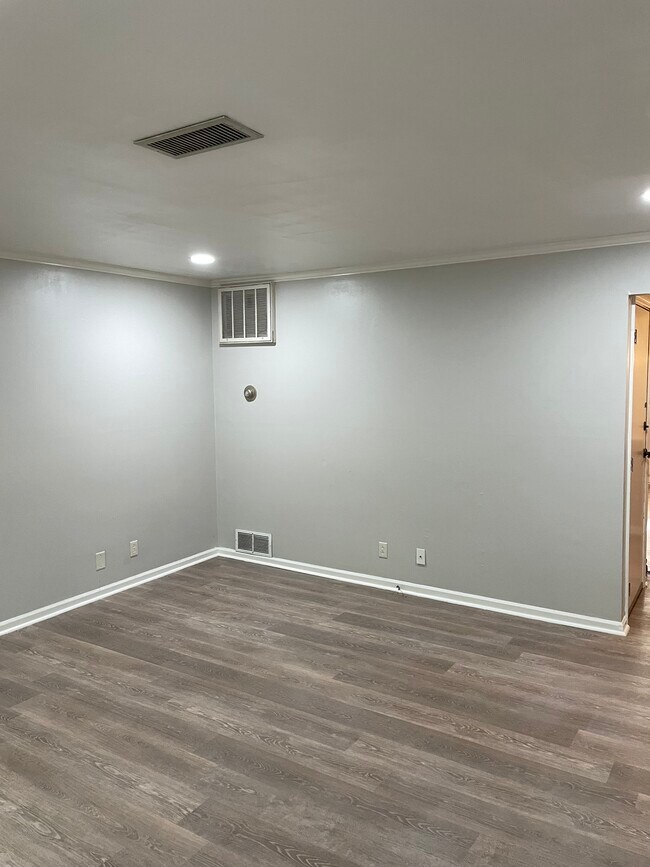 Building Photo - 400 Schenkel Ln