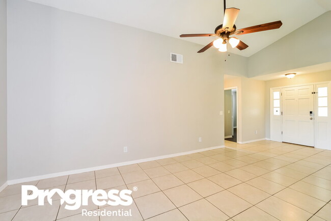 Building Photo - 215 River Chase Dr