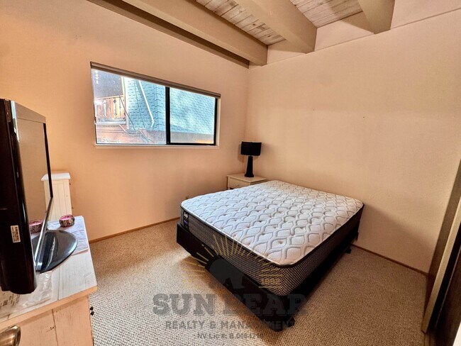 Building Photo - 3 Bedroom in Central Location in Incline! - Dog upon Approval!