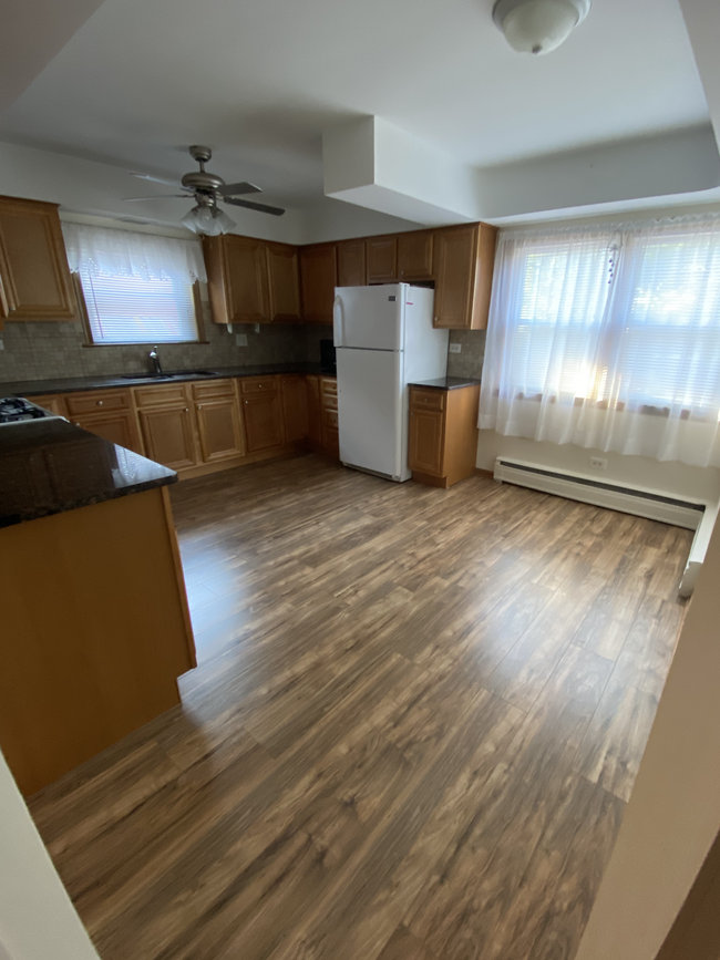 Dining area - 8246 W Grand Ave