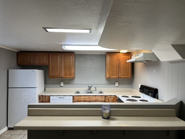 Building Photo - 272 W Cedar St