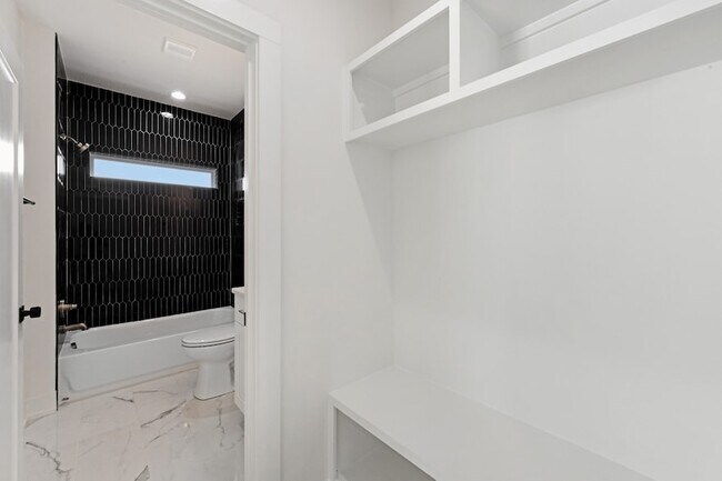 Building Photo - 1008 Fontaine Dr