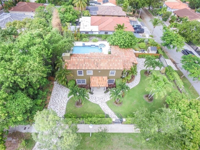 Building Photo - 1700 SW 14th Ave