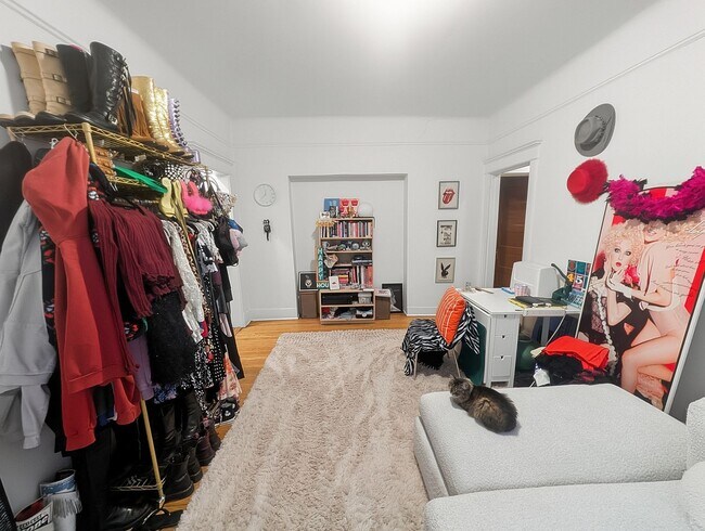 Building Photo - Very Spacious 2 BR/1 BA in Wrigleyville