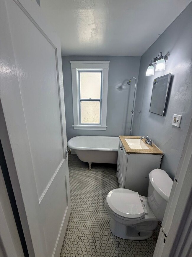 Building Photo - Welcome to your new home in the heart of Cleveland