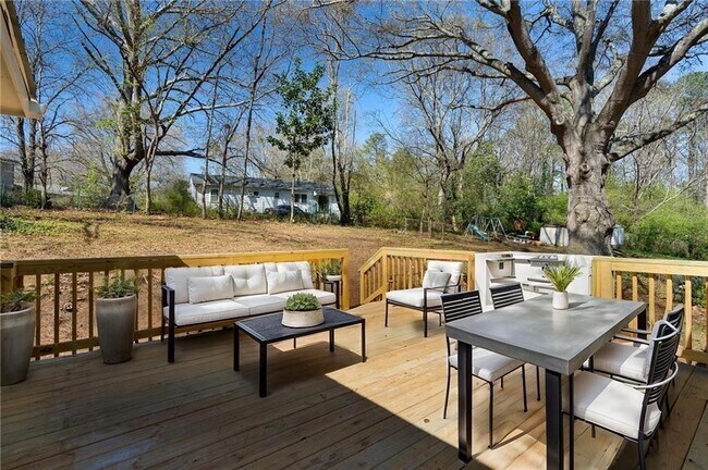 Building Photo - 2215 Gordon Cir