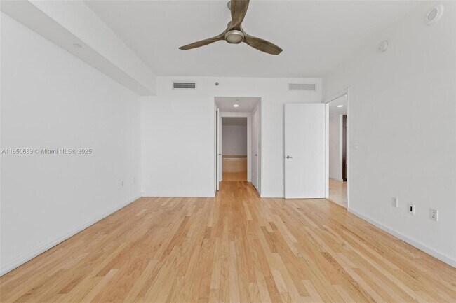 Building Photo - 495 Brickell Ave
