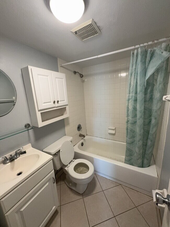 Building Photo - "Charming 2-Bedroom Haven in Heart of Tampa with Modern Comforts – 897 Sq Ft of Cozy Living!"