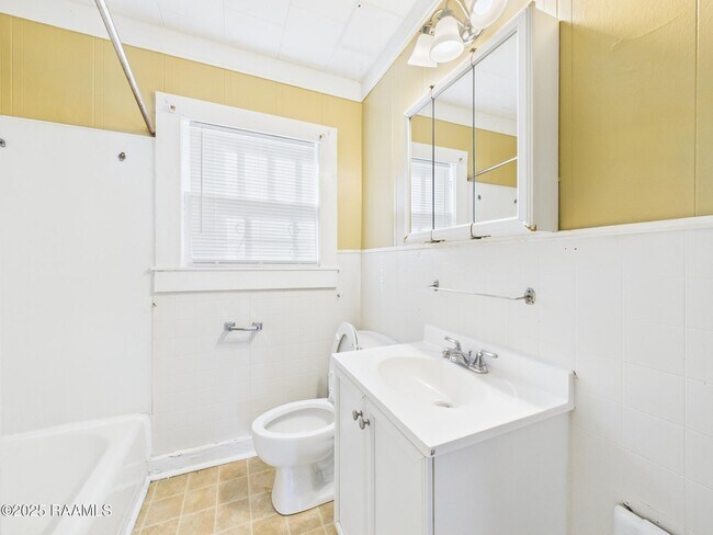 Building Photo - 413 Dorothy St