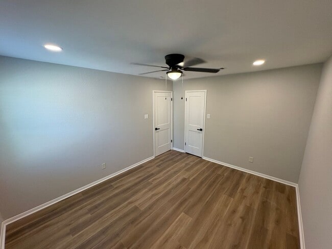 Building Photo - Newly Renovated 4 bed, 2.5 bath Townhome i...