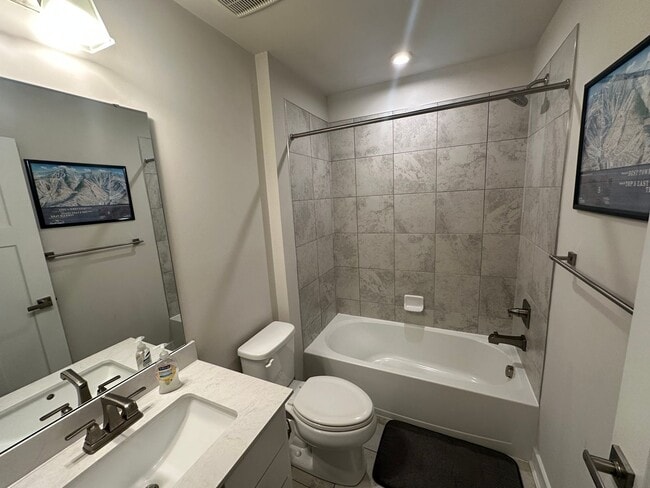 Building Photo - Townhouse in Sunset Glen