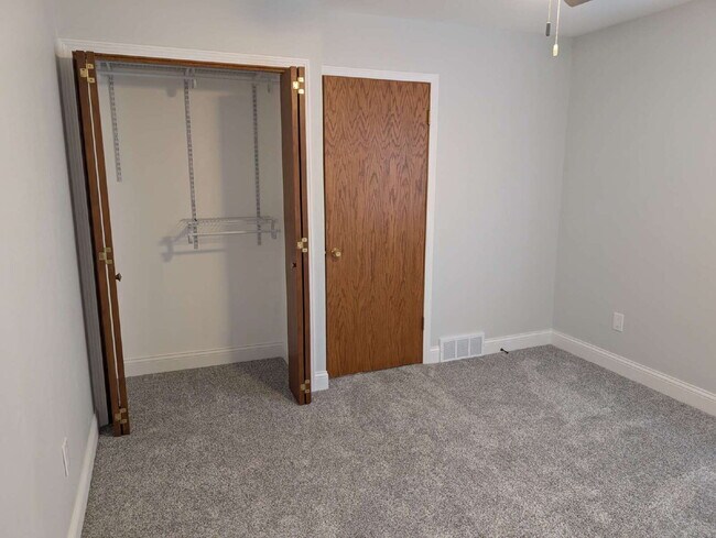 Building Photo - Spacious 4 bedroom 3 bathroom family home in Neenah
