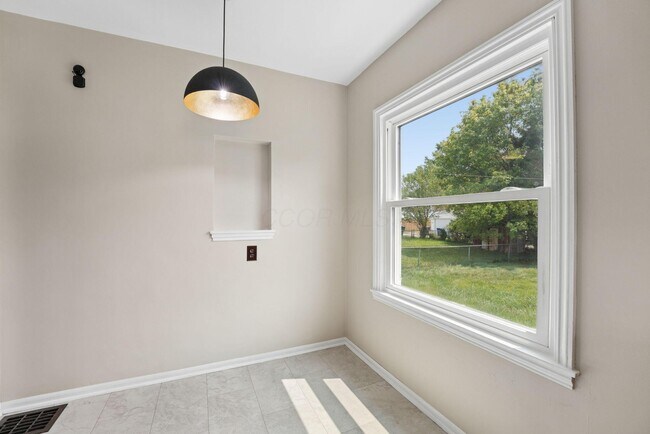 Building Photo - 375 E Royal Forest Blvd