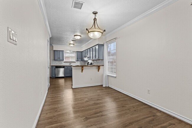 Building Photo - 842 E 29th St