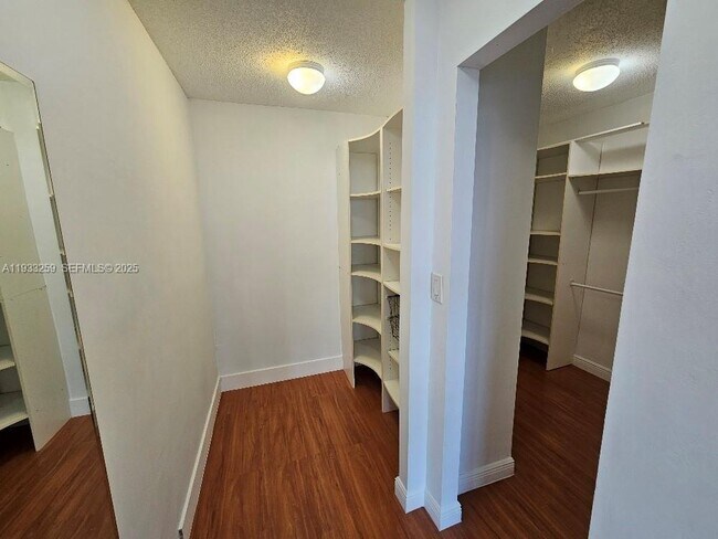 Building Photo - 1300 NE Miami Gardens Dr