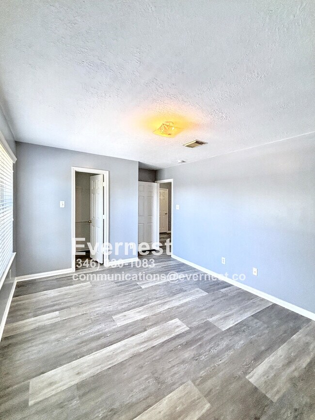 Building Photo - 3-Bedroom Home with Scenic Community Ameni...