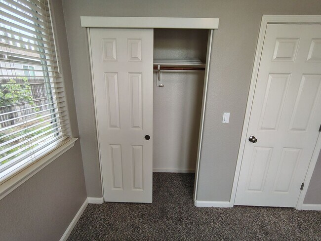 Building Photo - 880 Raccoon Valley Dr