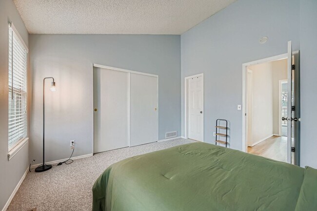 Building Photo - Cozy Furnished Home in Quiet Louisville Neighborhood