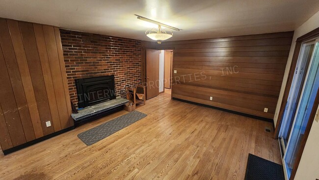 Building Photo - 3 bd 2.5ba Ranch Style Home with Fenced Yard, W/D in Unit, Fireplaces & 2 Car Garage!