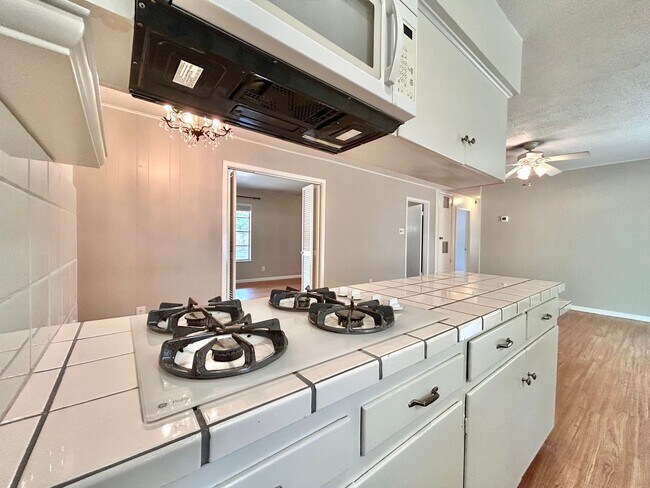 Building Photo - 3 Bed, 2 Bath Home – Fully Equipped & Move-In Ready!