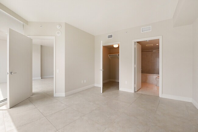 Building Photo - Turnberry Towers 2105W-Stunning City Views...