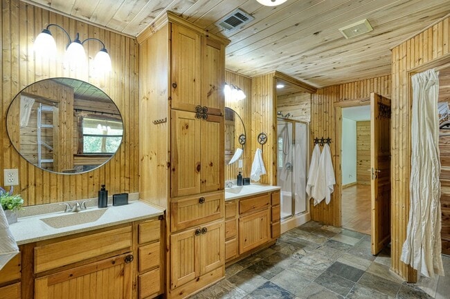 Building Photo - Custom Home with Separate Apartment