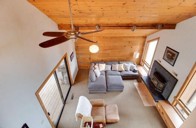 Building Photo - Fantastic 3-Bdr Home with Private Airport ...