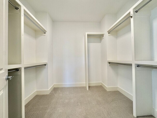 Building Photo - 3 Bedroom, 2.5 Bathroom Home w/ 2 Car Garage in Downtown Franklin