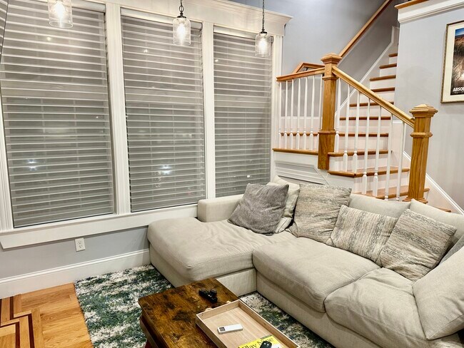 Building Photo - 11 S Mason St