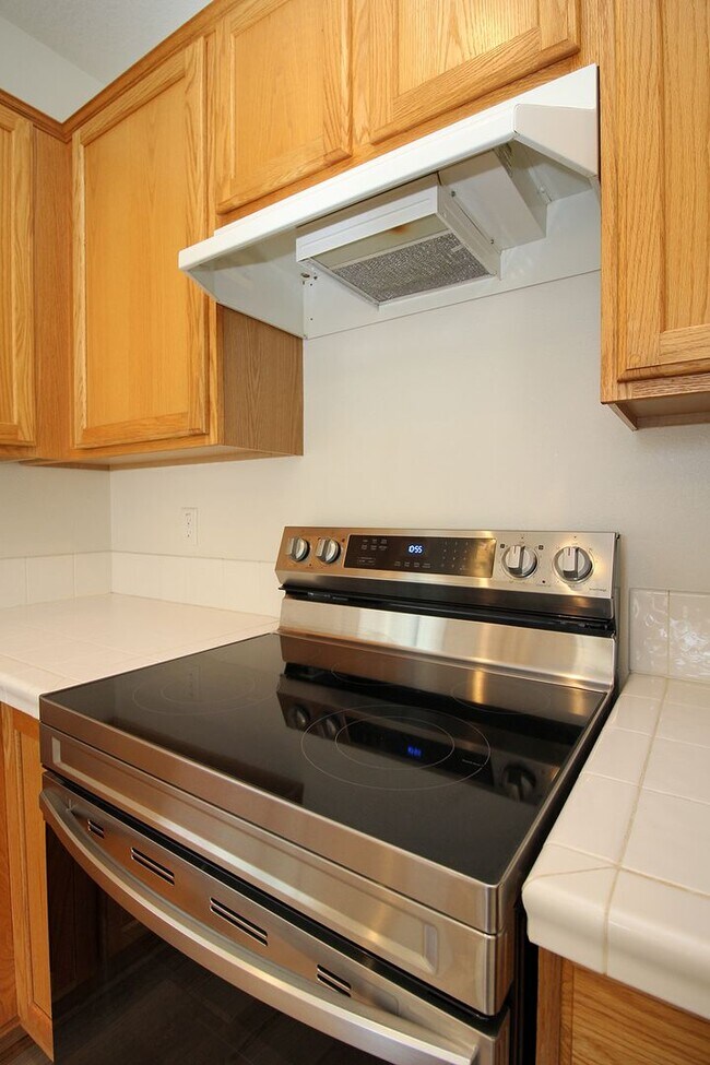 Building Photo - Custom-Built 5 Bedroom/3 Bath Home In A Great Sunnyside Neighborhood