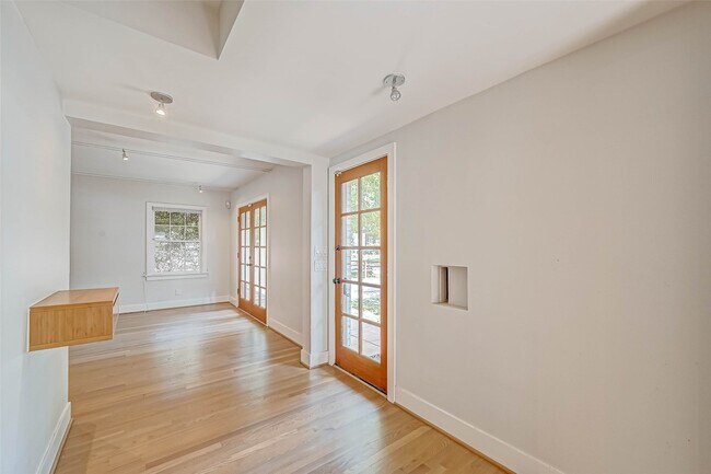 Building Photo - 2346 Dunstan Rd