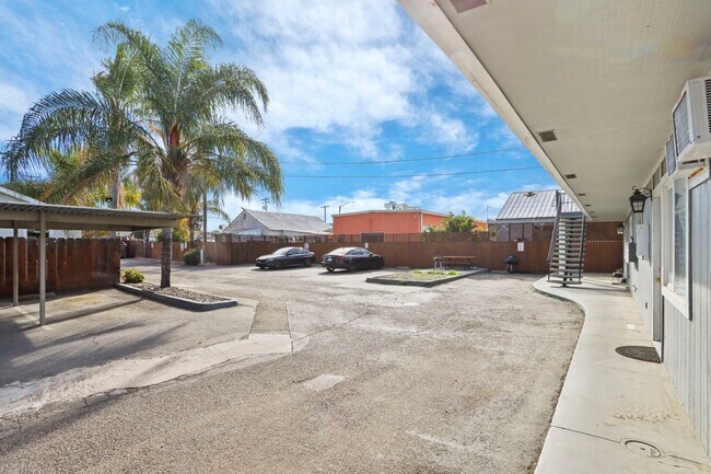 Building Photo - 111 N Walnut Ave