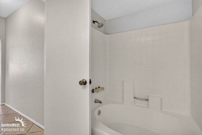 Building Photo - Beautiful 2Bdm 2Ba Condo with Community Pool in Mesa!