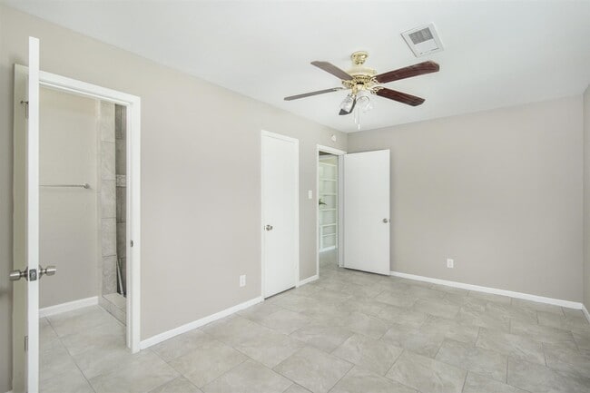 Building Photo - 9619 Rockhurst Dr