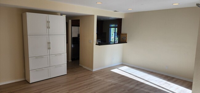 Building Photo - SPACIOUS 3BR/2.5 TOWNHOME STYLE UNIT locat...