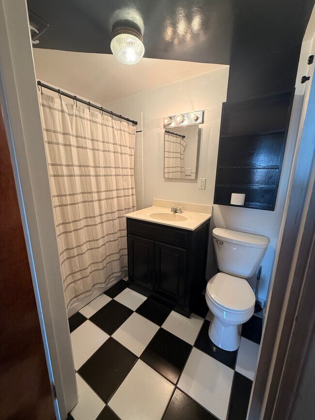 Building Photo - 110 N Gill St