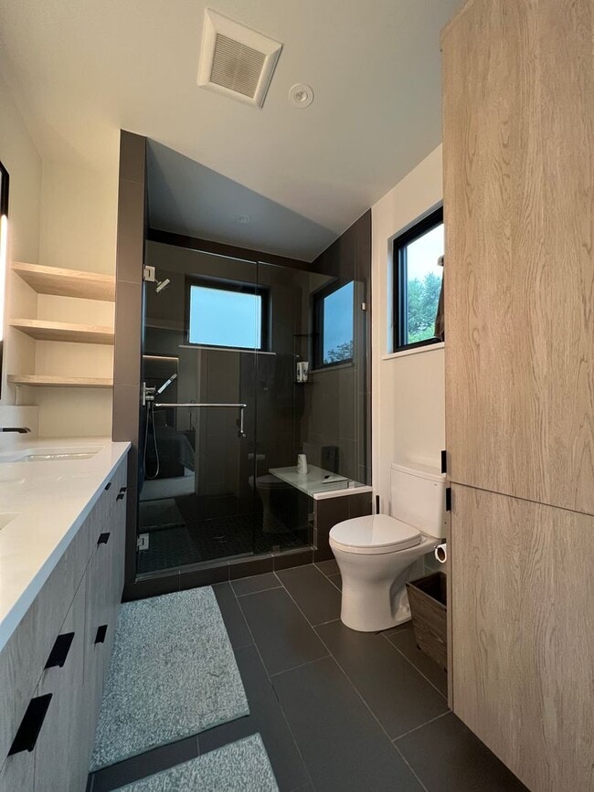 Building Photo - Modern 3 BD/2.5 BA, Superb Location, Internet/Cable and TVs Included! Available August 3rd!