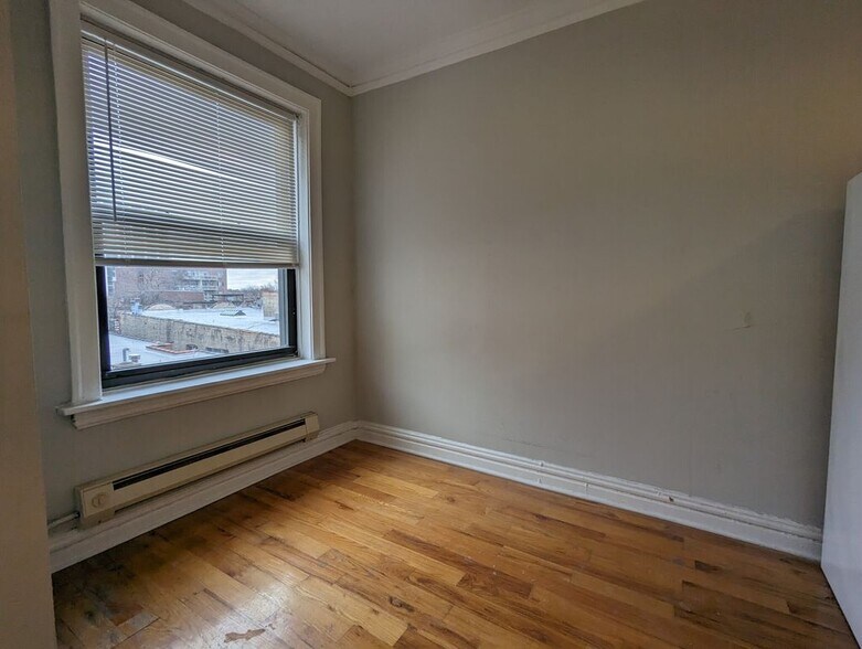 Building Photo - 425 W Roscoe St