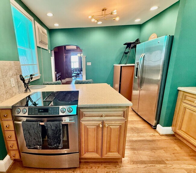 Building Photo - SPACIOUS & MODERN 3 BED/2.5 BA HOUSE w/ AC-Inlaid HARDWOOD Flooring-WASHER/DRYER & Rear PATIO in ...