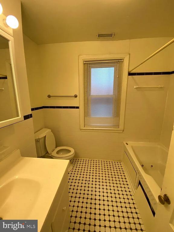 Building Photo - 316 S 43rd St