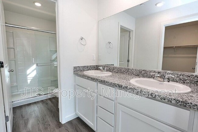 Building Photo - 2104 Shady Tree Cir