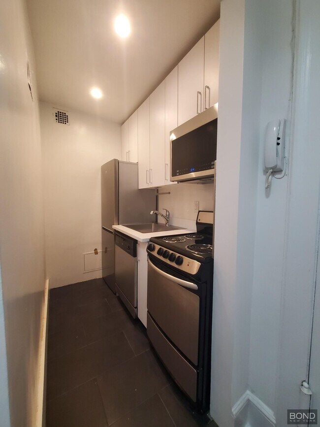 Building Photo - 160 W 73rd St