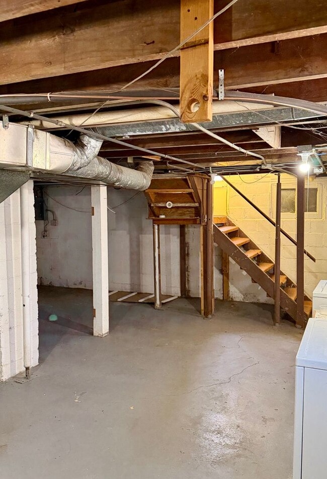 Building Photo - 3 Bedroom Morton Meadows Home for Rent - Close to Everything!