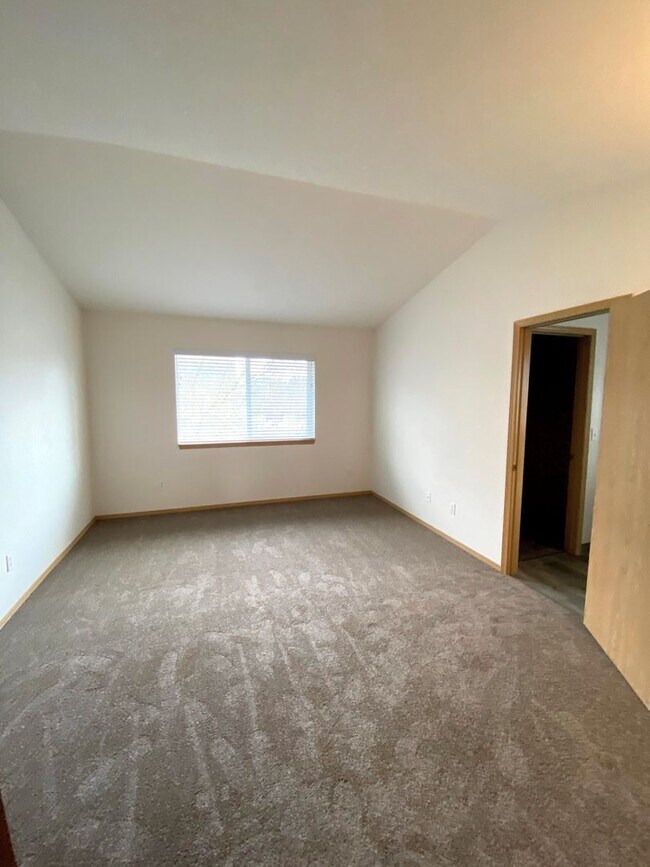 Building Photo - Fully Renovated 2 Bedroom, 1.5 Bath Townhouse with Garage