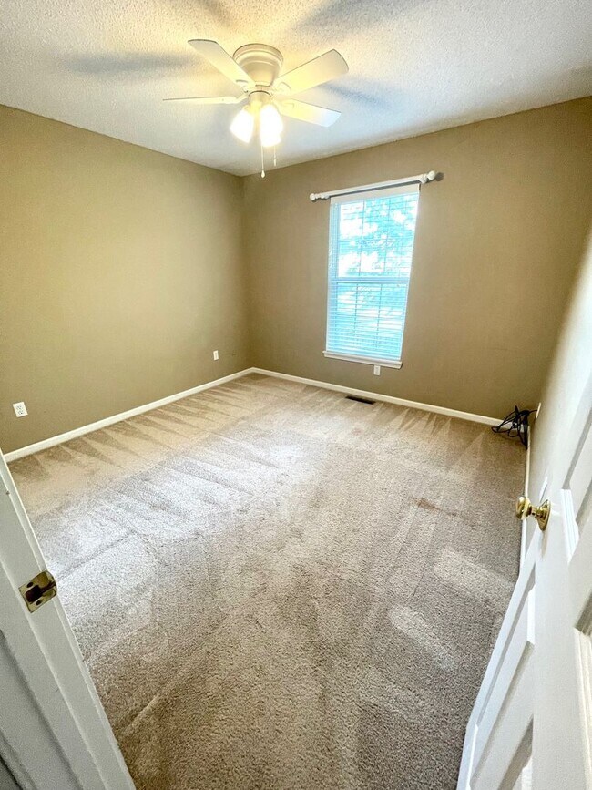 Building Photo - Spacious 3 Bedroom Home in South Columbia
