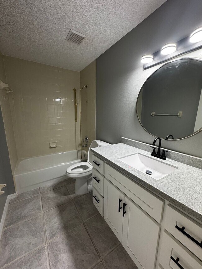 Building Photo - Beautifully Maintained 3BR/2BA Home with Fenced Yard & Sunroom in Ocala