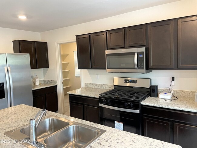 Building Photo - 1127 E Cairn St