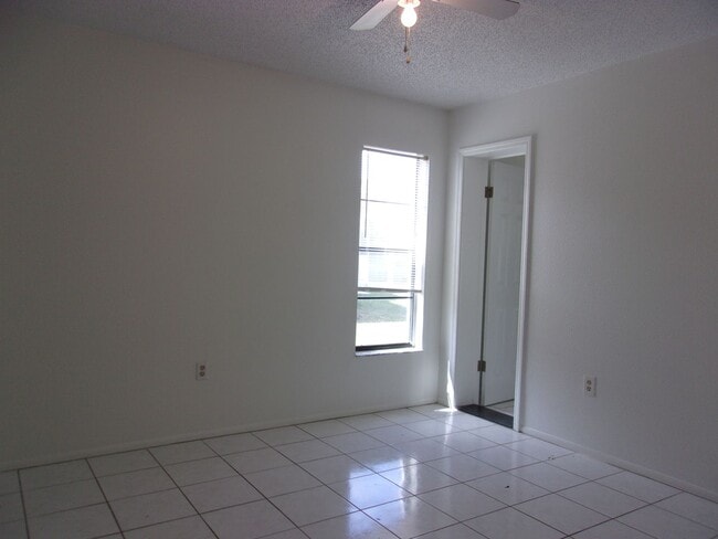 Building Photo - 2261 Maximilian Ave