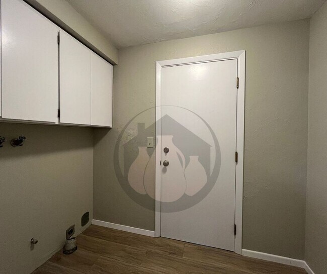 Building Photo - Single Level House-S Salem. Ready to Move ...